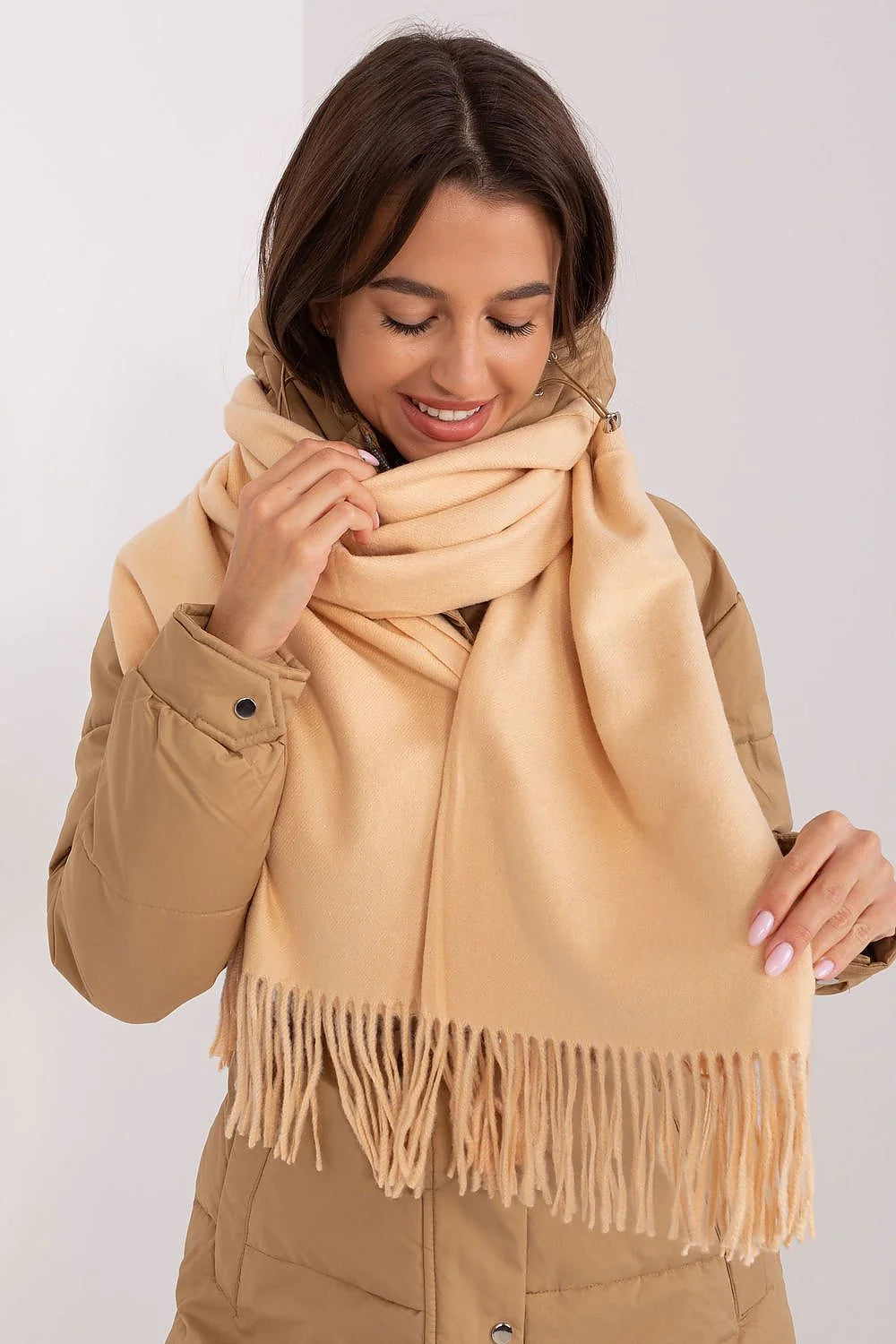 Écharpe en laine beige clair longue fines franges style classique hiver femme accessoire mode