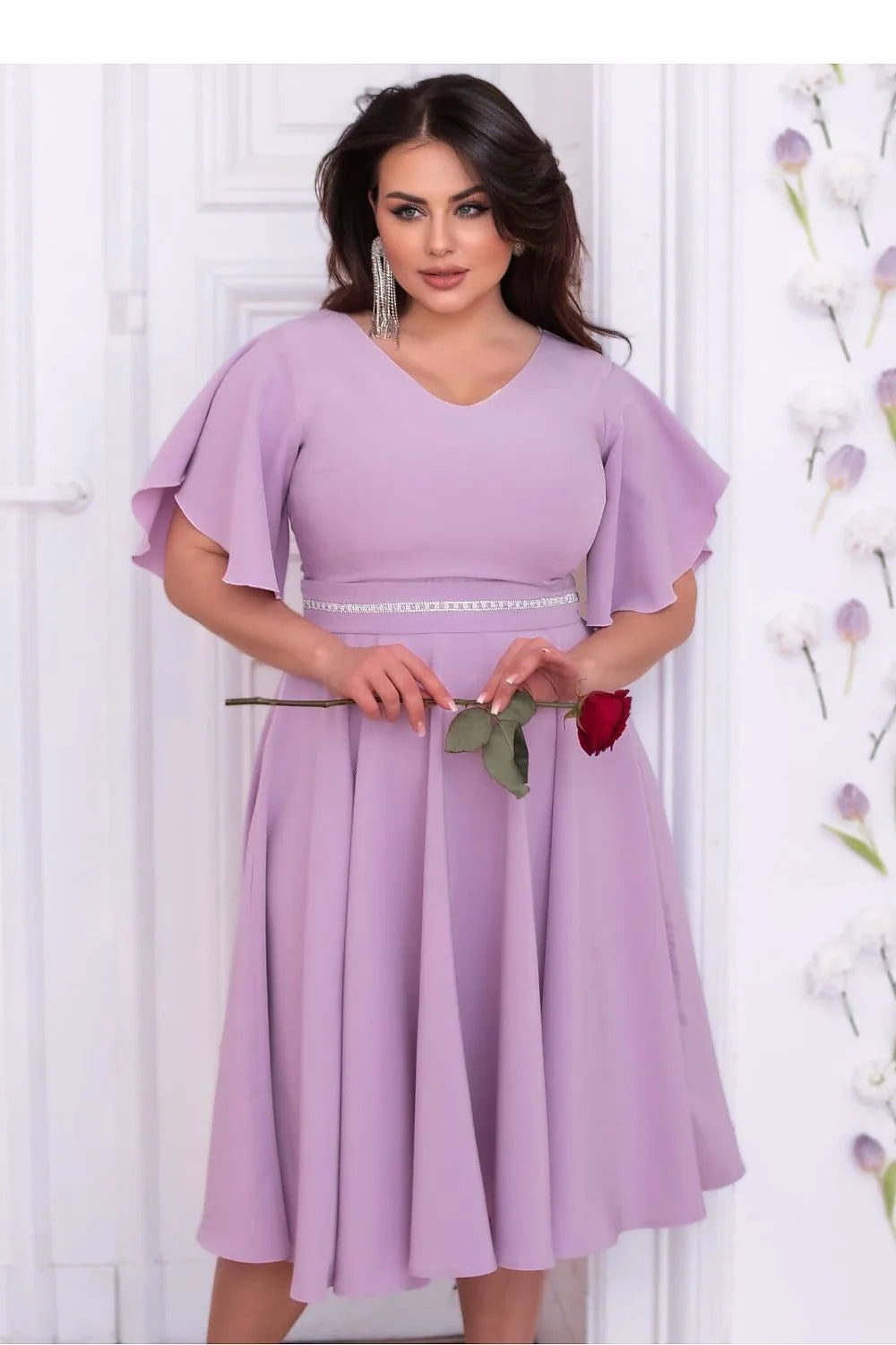 robe cocktail lavande pastel satinée midi patineuse élégante féminine corsage ajusté décolleté V manches courtes volantées taille marquée ceinture argentée