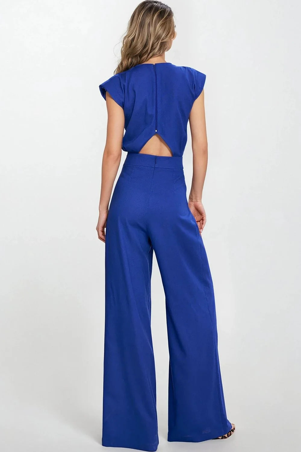 Combinaison électrique bleu élégante pour femme, deux pièces, coupe régulière, col bateau, épaules intégrées, pantalon large, matériau respirant, style moderne, vêtement mode, occasion多种, confort optimal, look sophistiqué, design qualité
