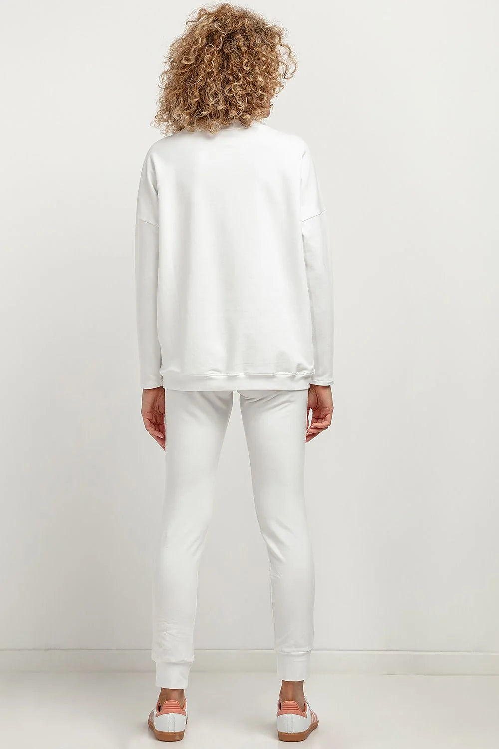 Sweatshirt et pantalon femme en maille douce minimaliste moderne couleur blanche 100% coton polyester confortable coupe ample élastique