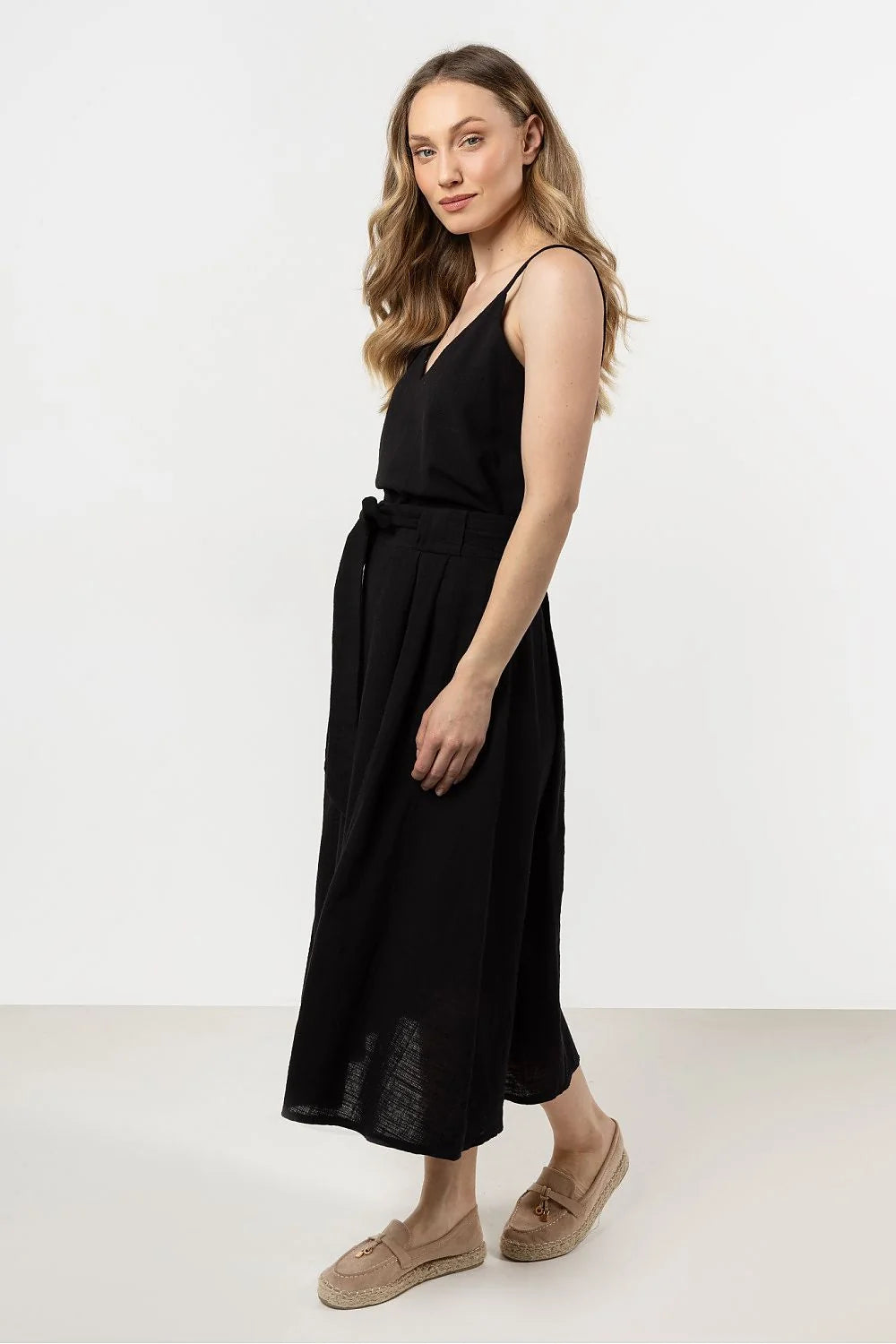 Robe noire élégante style minimaliste sans manches col V ceinture nouée tissu fluide occasion spéciale été