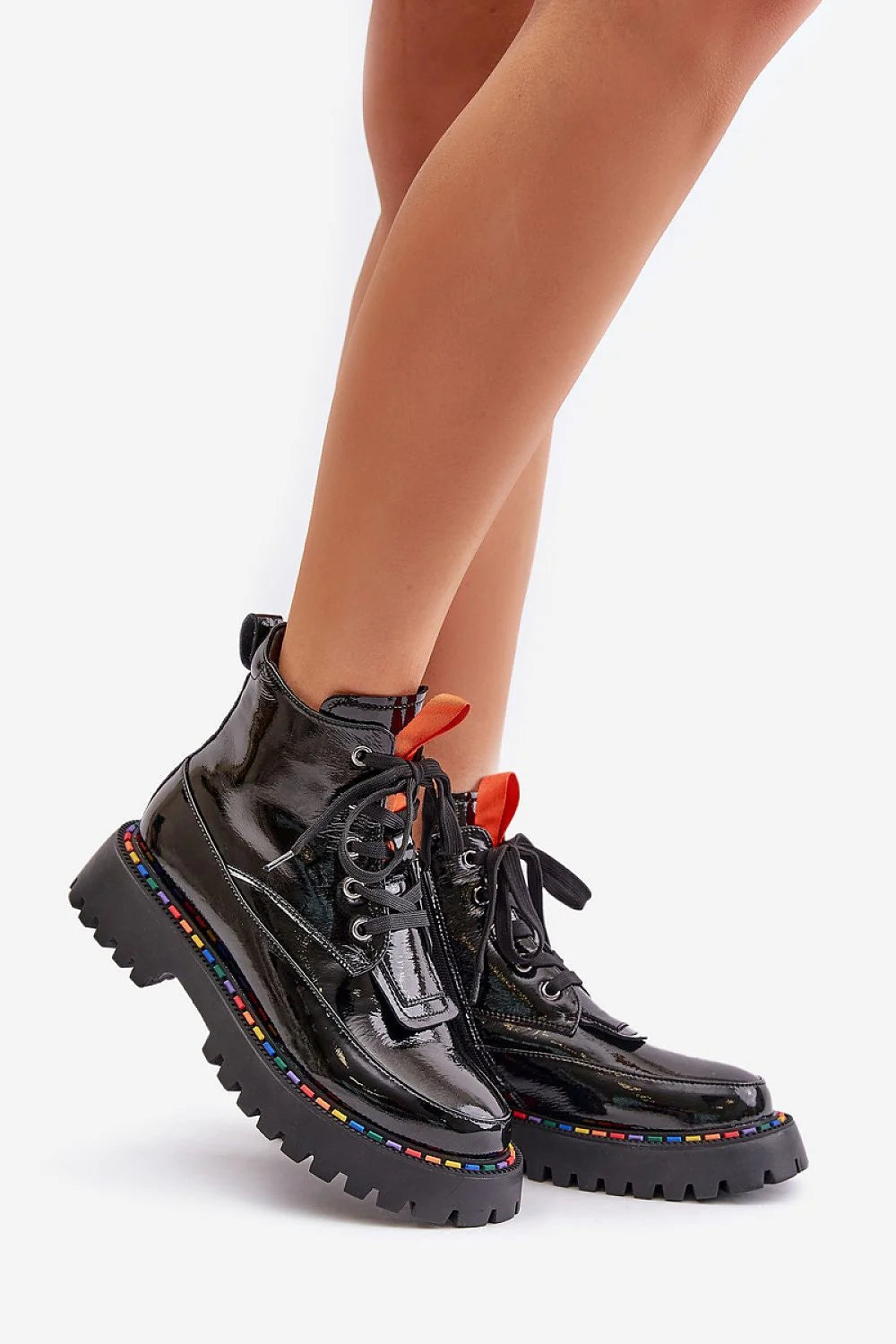 bottines cuir verni multicolore urbain audacieux montante maintien lacets zip semelle épaisse crantée coutures multicolores languette orange œillets
