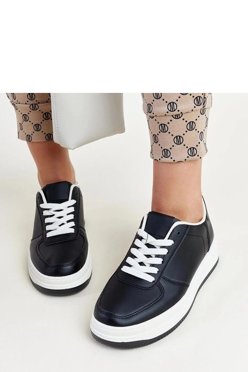 Baskets pour femmes style casual moderne design bicolore noir et blanc cuir semelle épaisse confortable