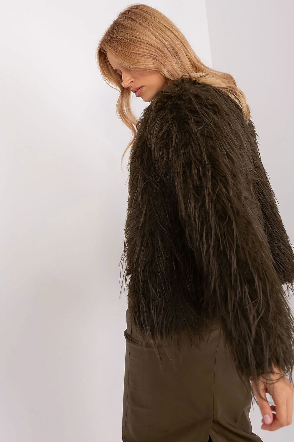 Veste en fausse fourrure pour femmes, design luxueux, moderne, couleur marron foncé, coupe ample, manches évasées, finitions soignées, style intemporel, occasions habillées ou décontractées