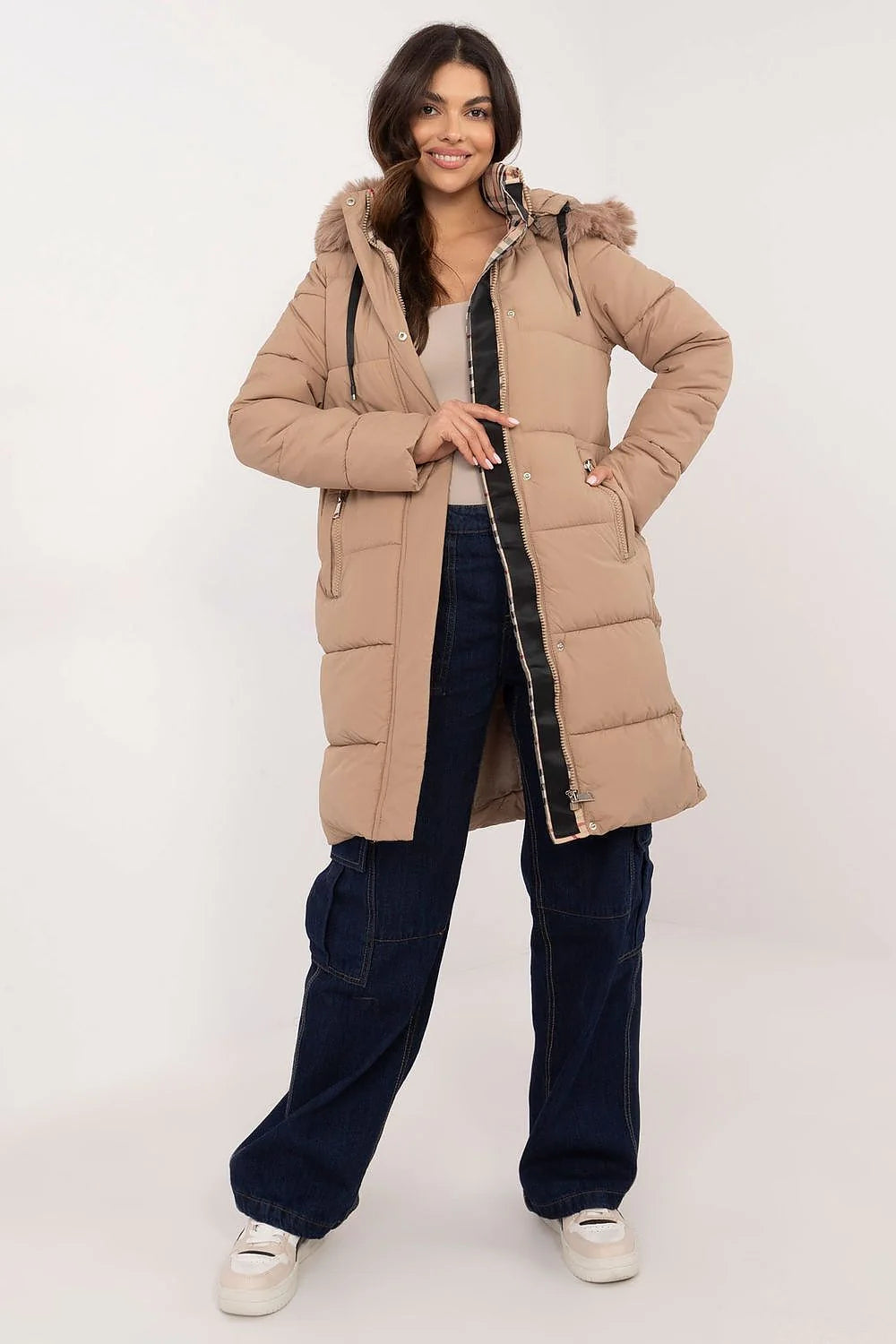 Parka d'hiver longue moderne pour femmes en polyester beige avec capuche fourrure détachable poches latérales fermeture éclair noir coupe ajustée urban style