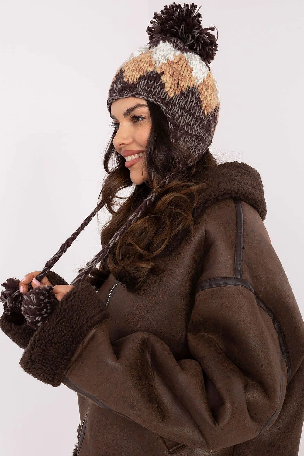 Bonnet tricoté motif chevrons pour femmes, hiver chic, couleur terre, pompon, style urbain, veste cuir assortie