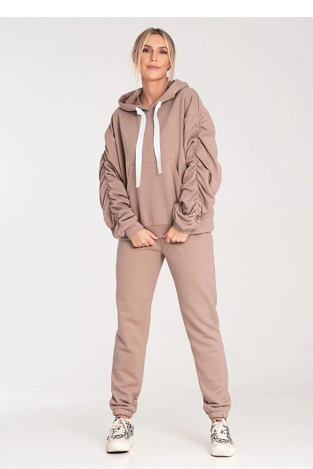 décontracté femme taupe sweatshirt molletonné manches froncées encolure ronde ample pantalon survêtement taille mi haute jambe fuselée bas resserré baskets