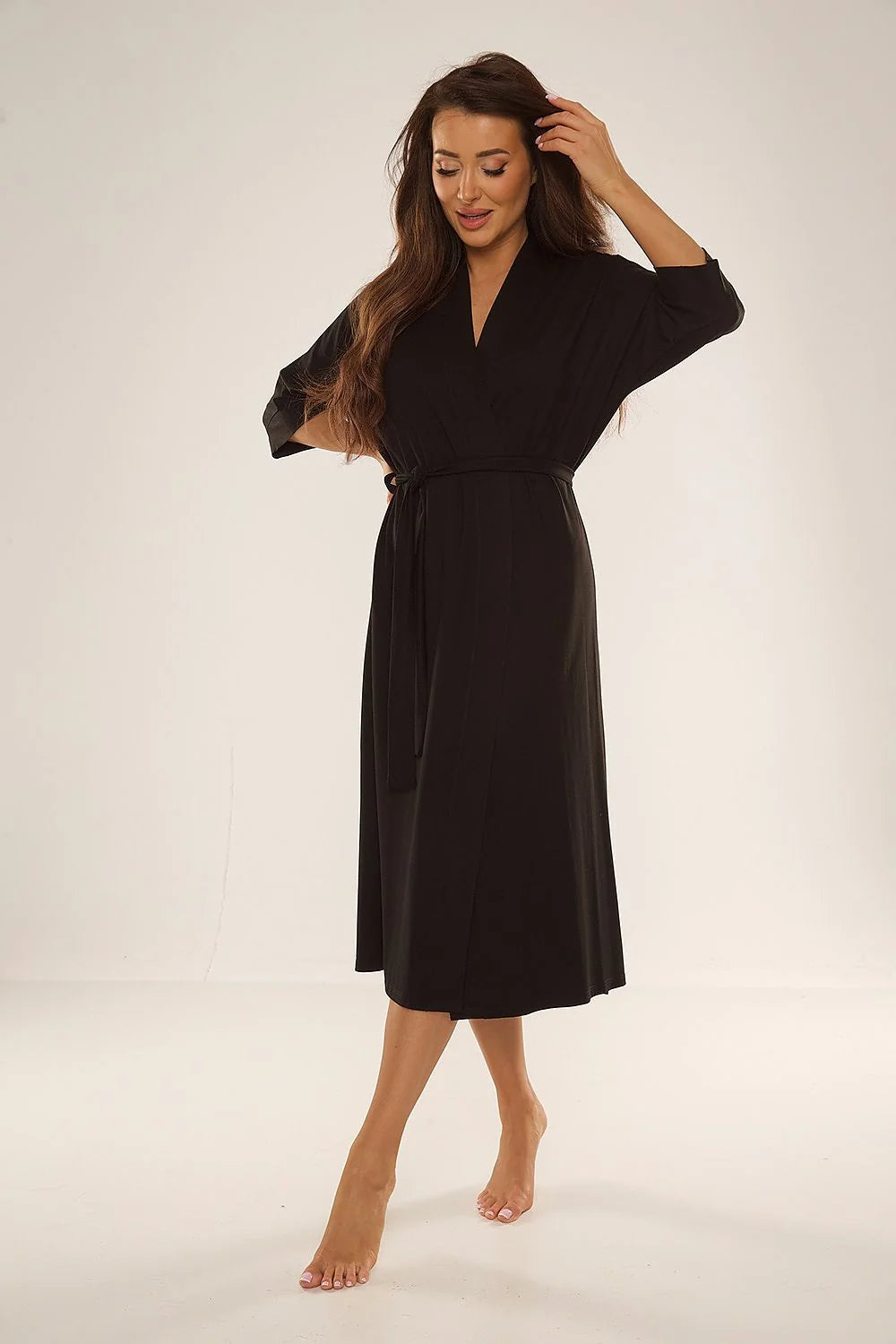 robe noire mi longue manches trois quarts portefeuille kimono coupe droite ceinture fine nouée tissu fluide extensible viscose elasthanne confortable
