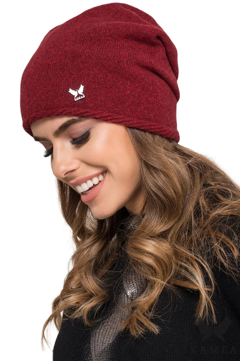 Bonnet Kamea pour femme style slouchy élégant en laine douce couleur bordeaux profond avec logo métallique
