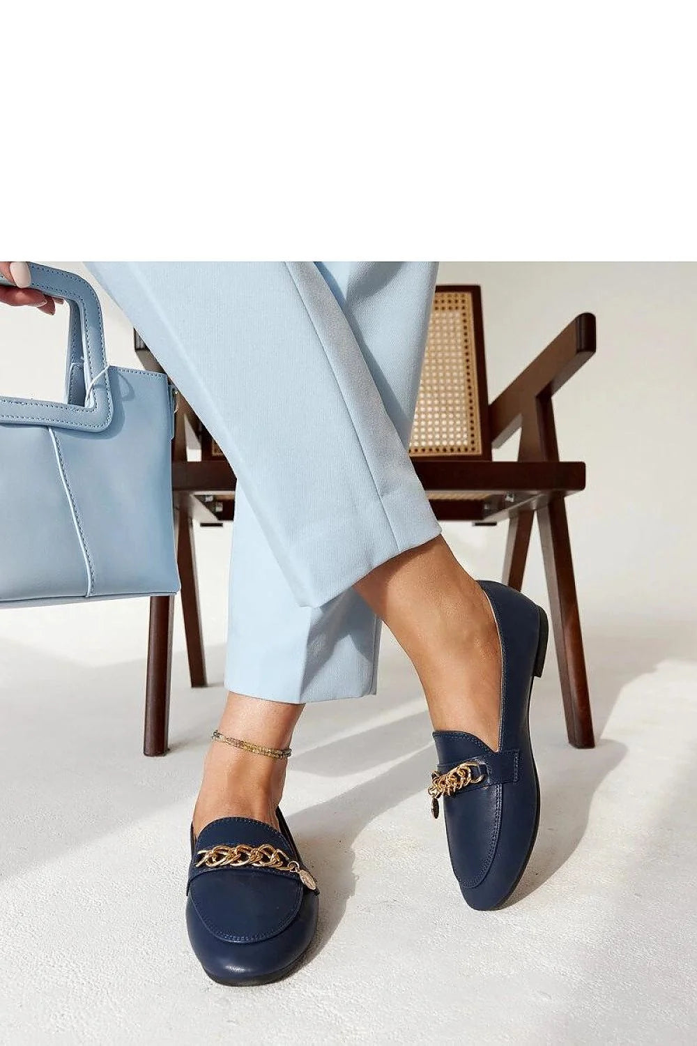 Mocassins élégants pour femmes cuir synthétique bleu marine détails chaîne style moderne occasion spéciale