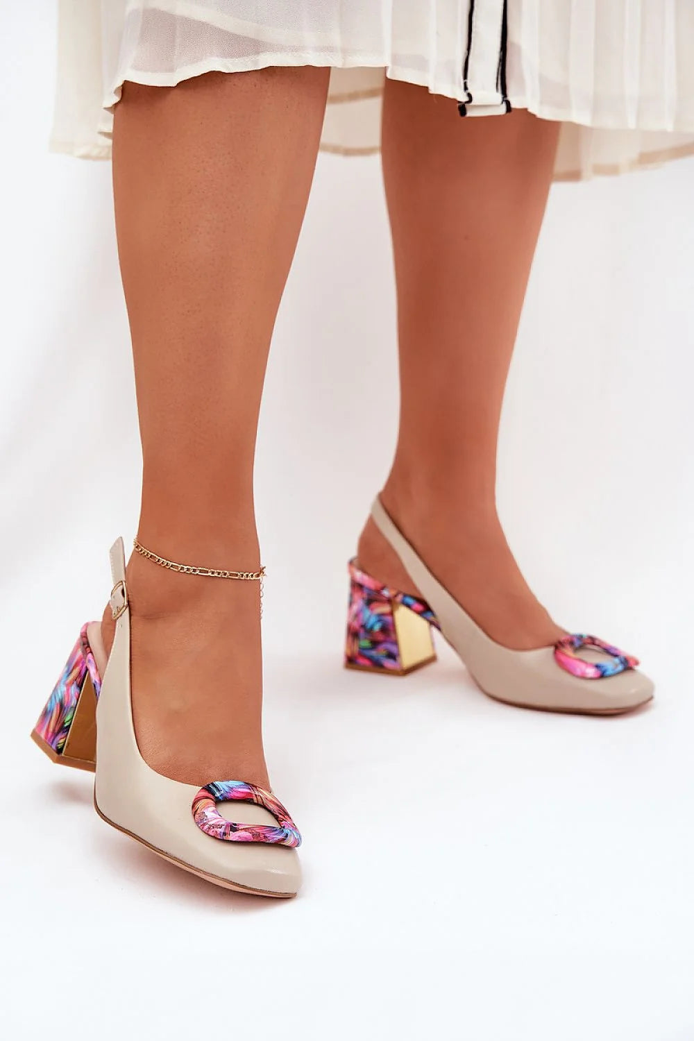Sandales élégantes femmes cuir naturel beige clair détails décoratifs circulaires motifs colorés rose bleu noir talon carré ajustable confortable porté semi-formel
