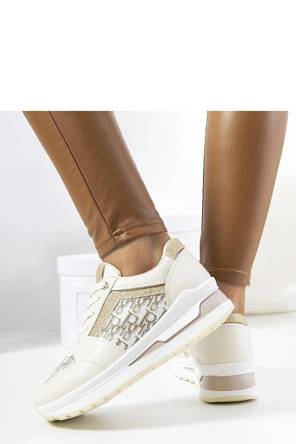 Baskets élégantes pour femmes, design moderne, cuir synthétique beige, paillettes dorées, lacets blancs, semelle caoutchouc, confort tout jours
