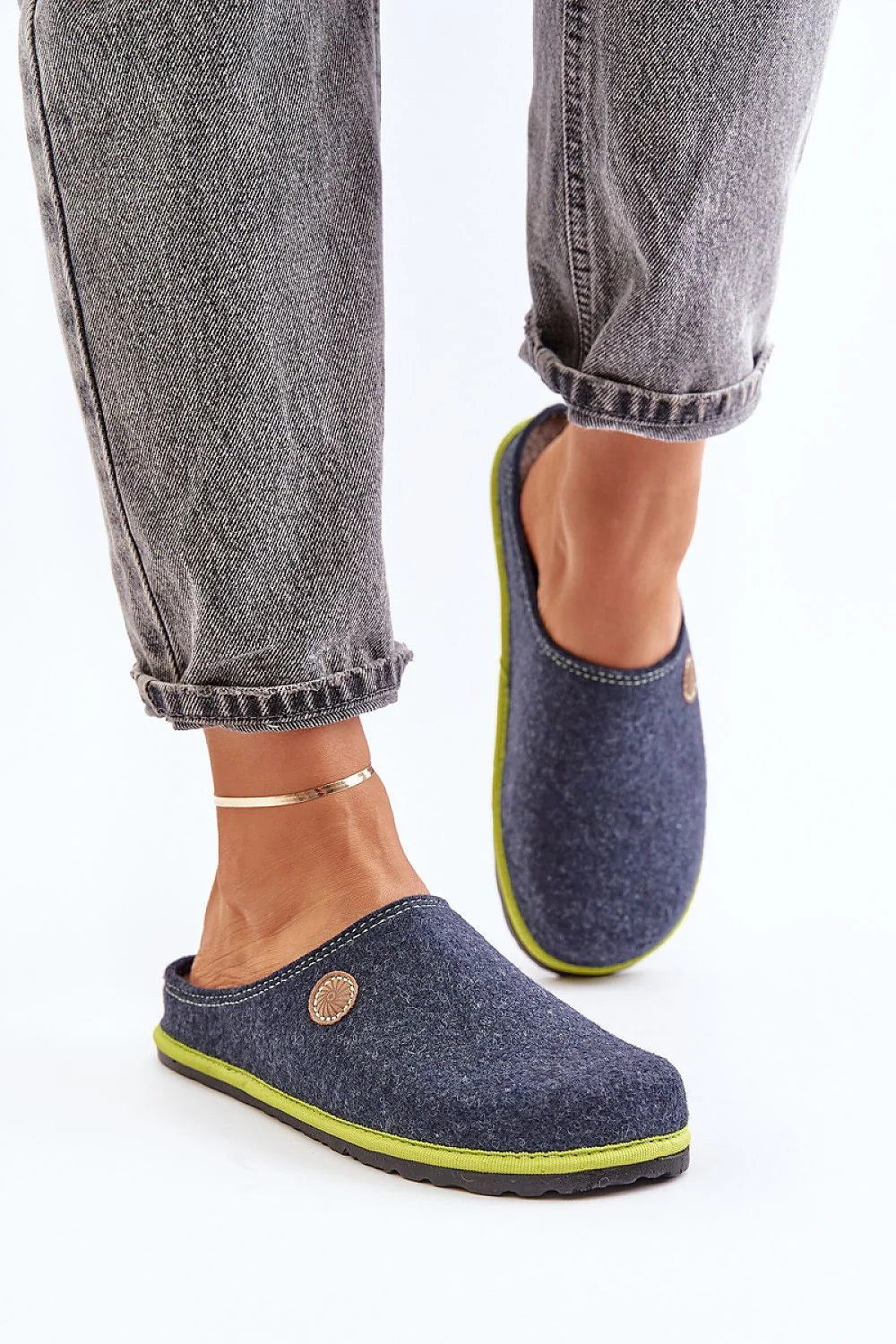 sabots femme confort anatomique semelle antidérapante feutre bleu marine liseré vert anis écoresponsable recyclé mules chaussons facile enfiler intérieur extérieur