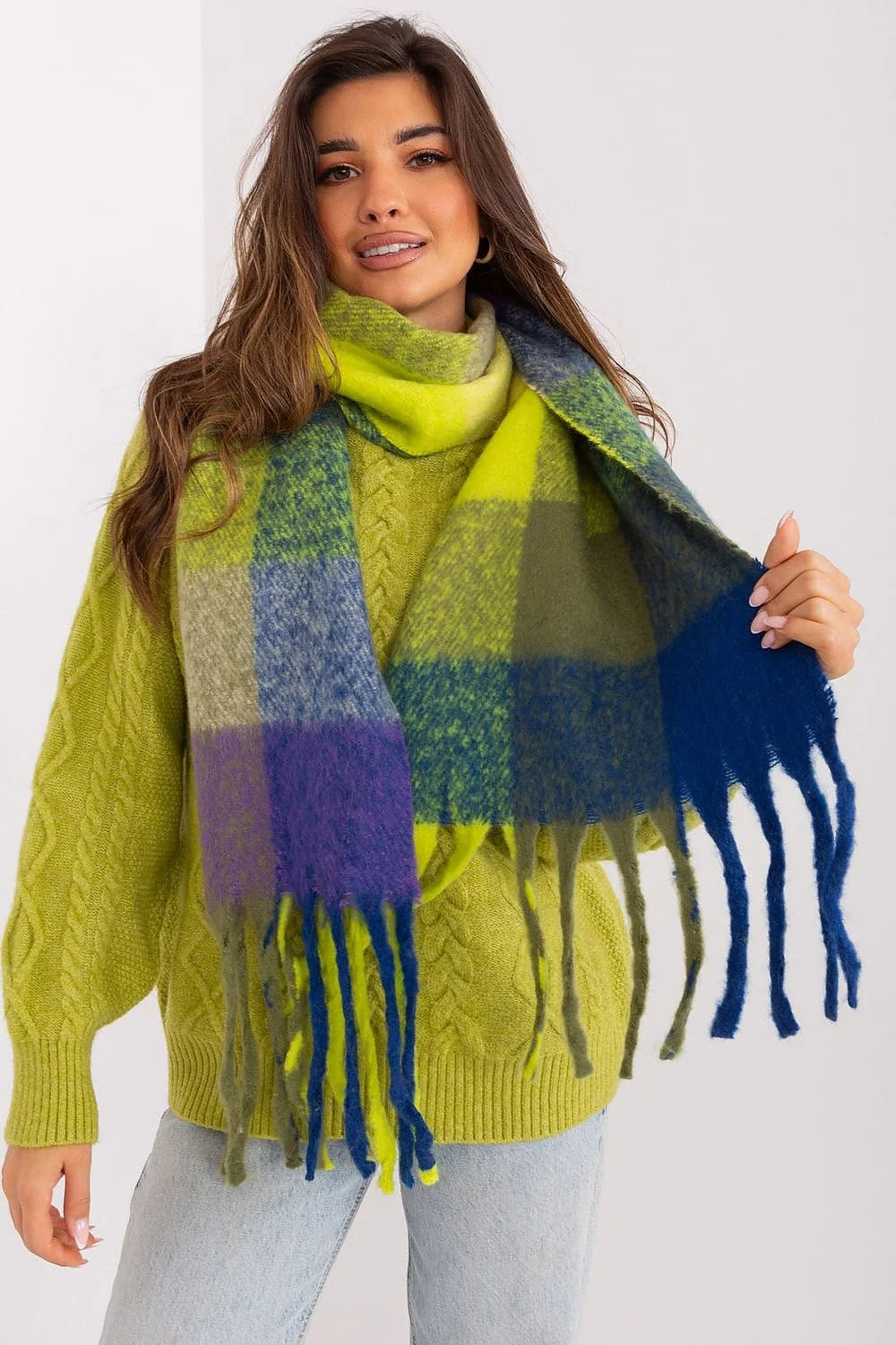 Longue écharpe carreaux colorés pull ample manches longues motif torsadé vert lime fins côtelets femme automne hiver élégant confort mode accessoire longues franges