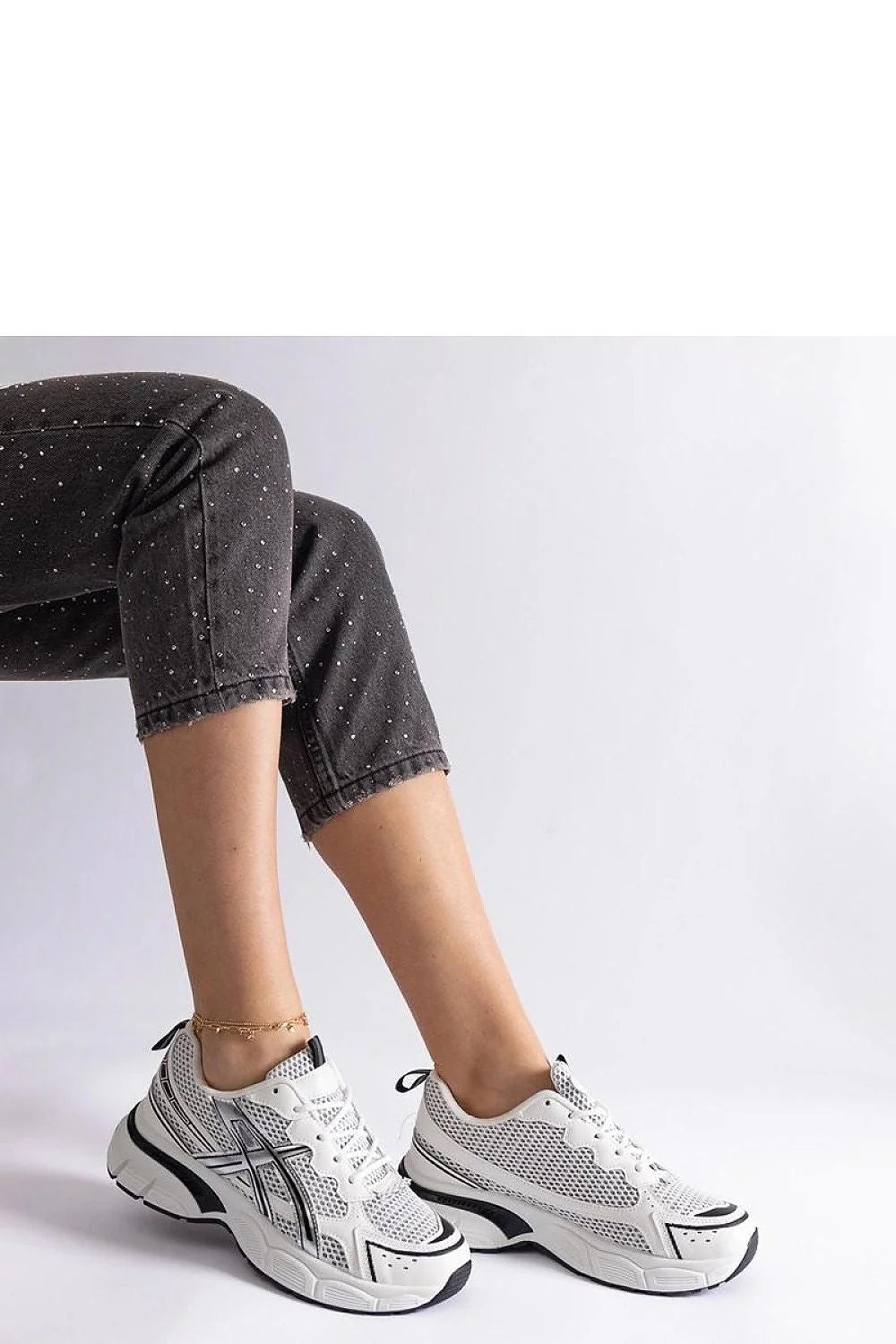 Baskets sportives pour femme design moderne blanc noir gris mesh caoutchouc basse activité quotidienne