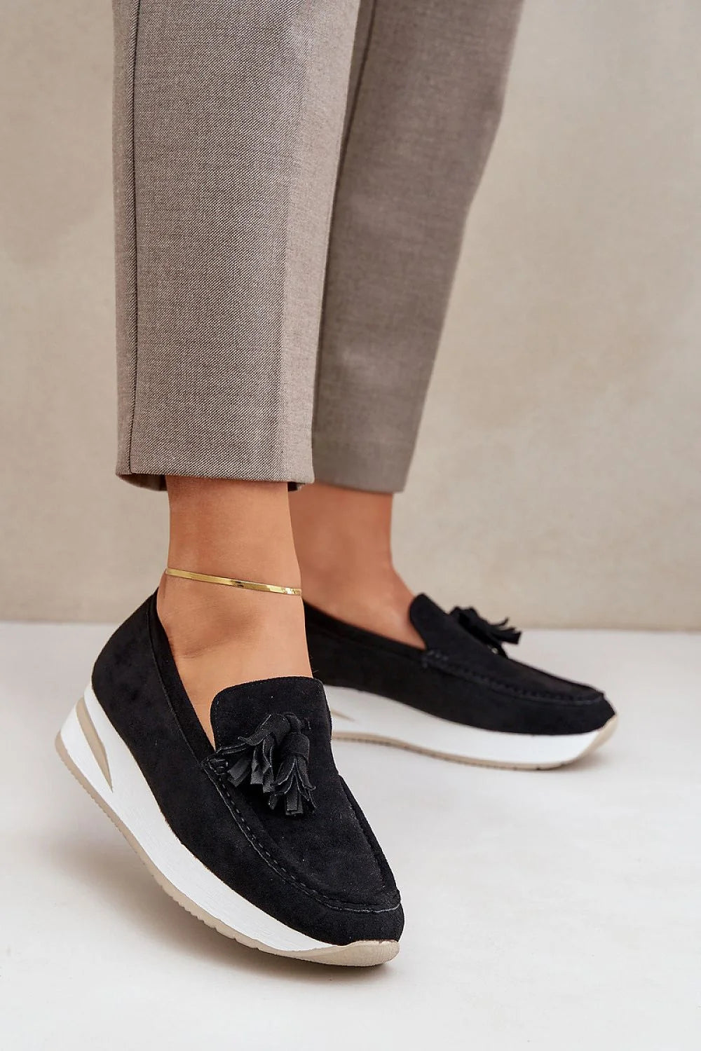 Mocassins femmes style contemporain cuir suédé noir semelle blanche talon compensé pampilles.chaines dorées