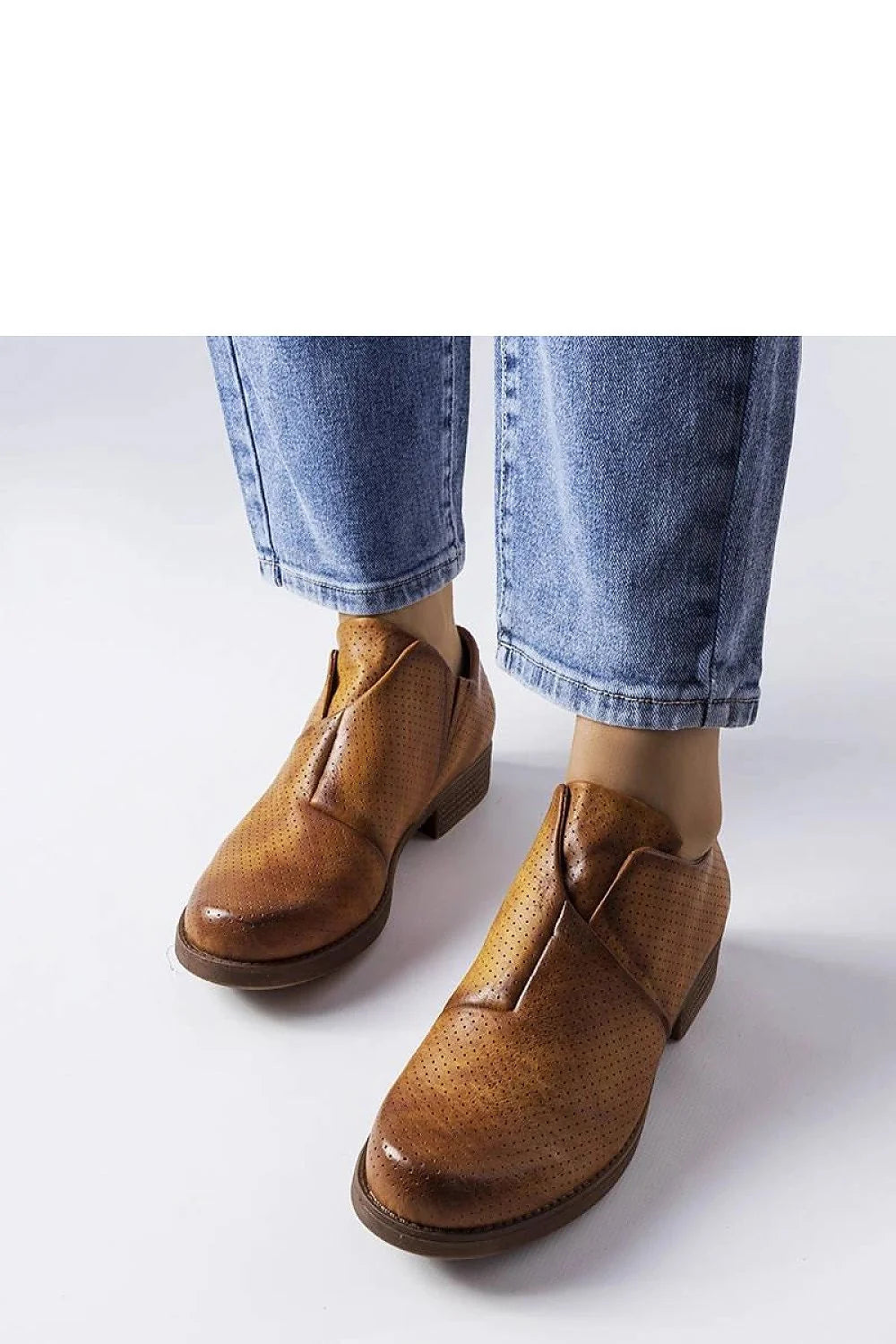 Chaussures basses pour femme style derby cuir perforé couleur marron caramel élégance intemporelle confort maximal taille standard