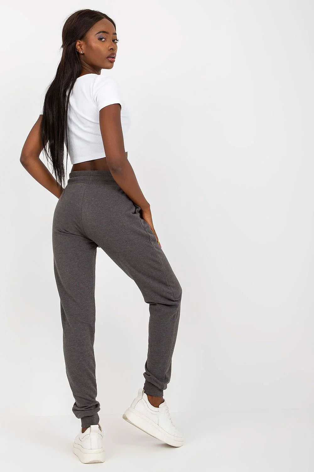 Tenue décontractée pour femme crop top ajusté et pantalon jogging gris foncé occasionnels