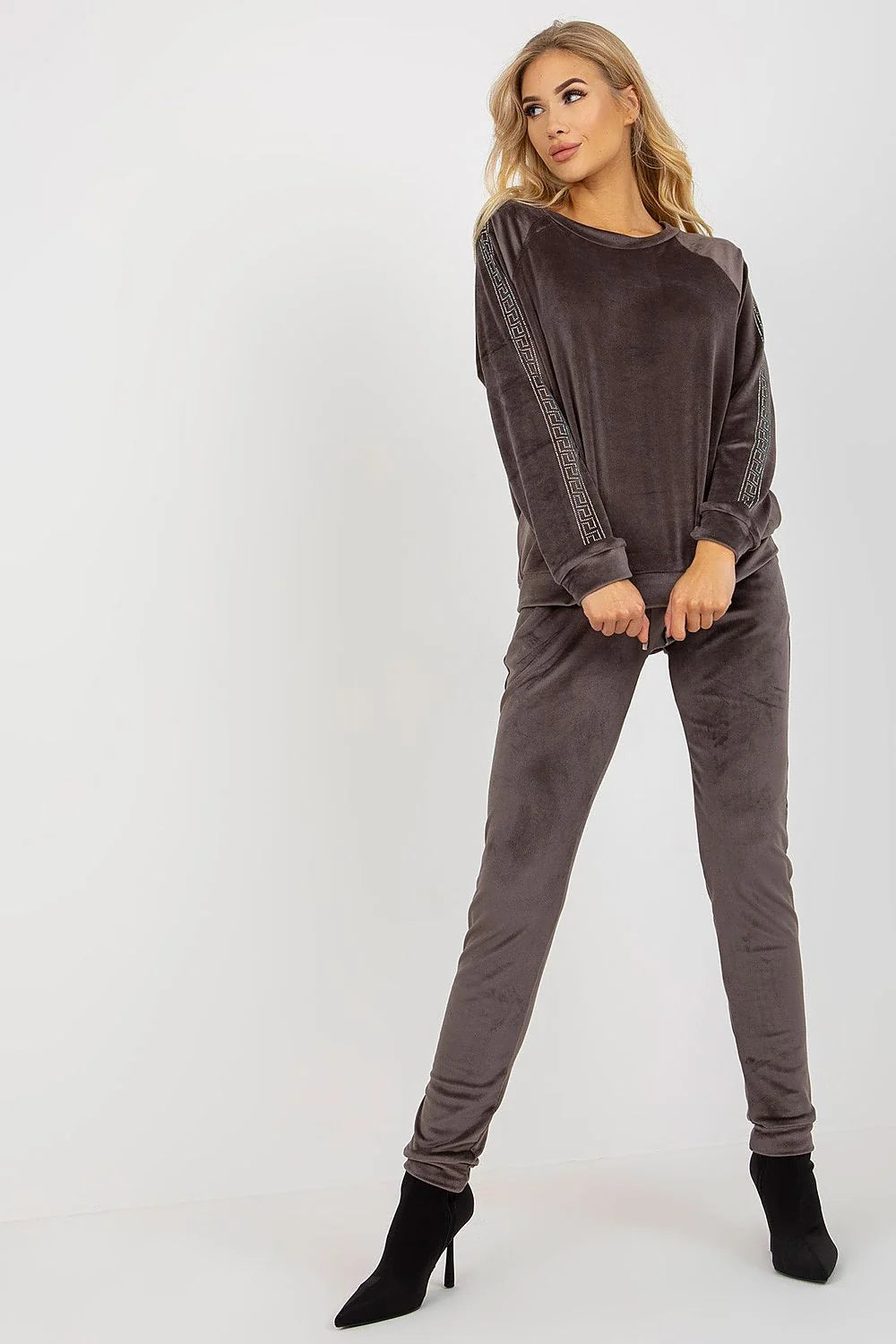 Ensemble velours femme élégant confortable pull pantalon long taupe gris matériau luxueux détails sophistiqués