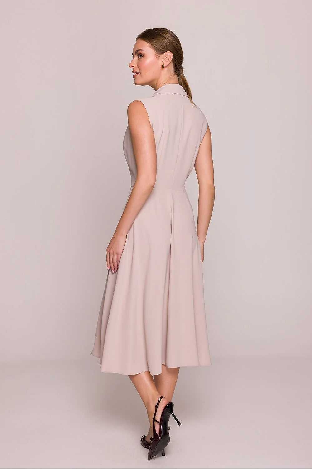 Robe de cocktail élégante beige sans manches col à revers tissu lisse taille cintrée longueur midi occasions spéciales femmes