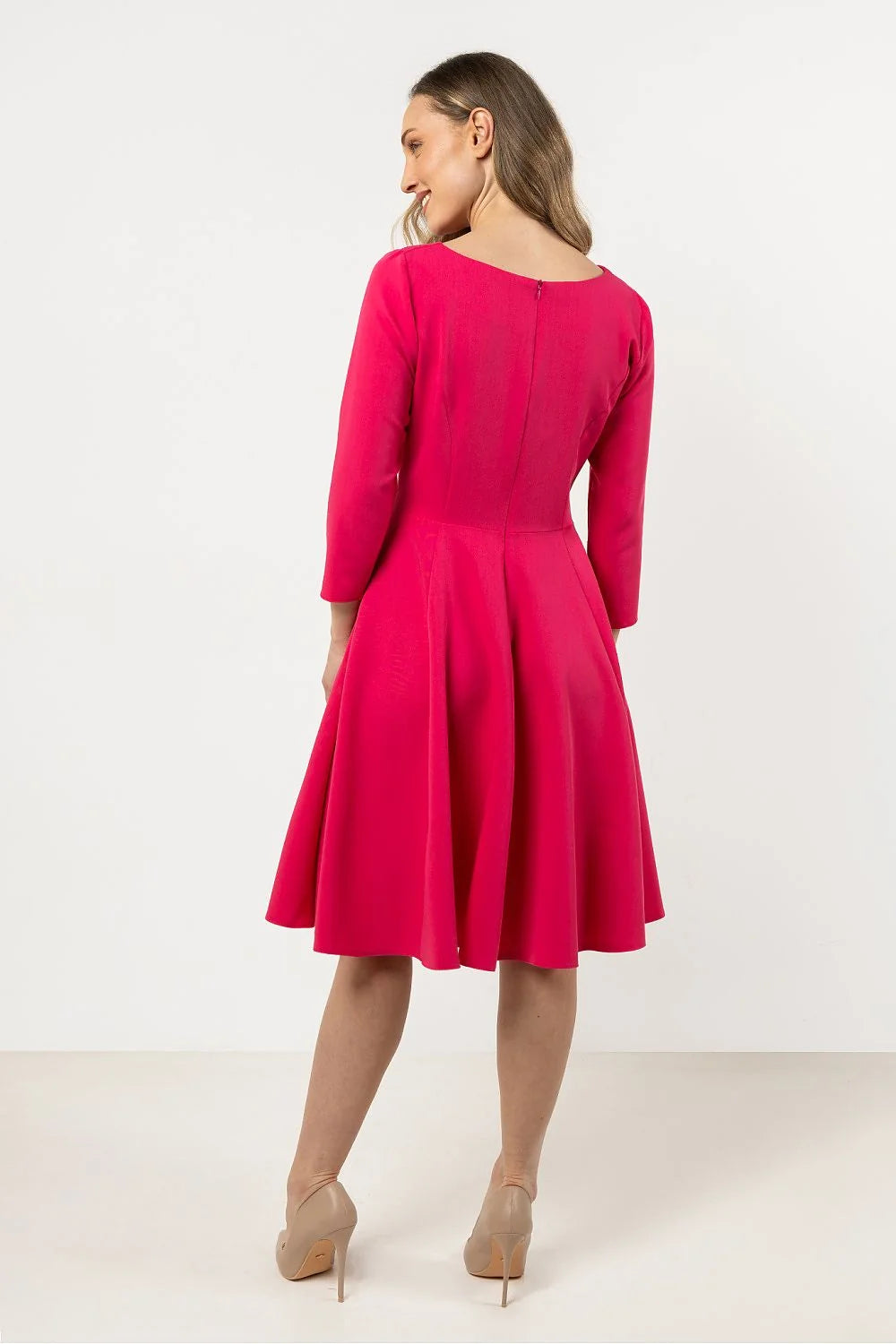 robe élégante fuchsia manches trois quarts col rond coupe ajustée taille marquée jupe évasée plis tissu structuré confortable