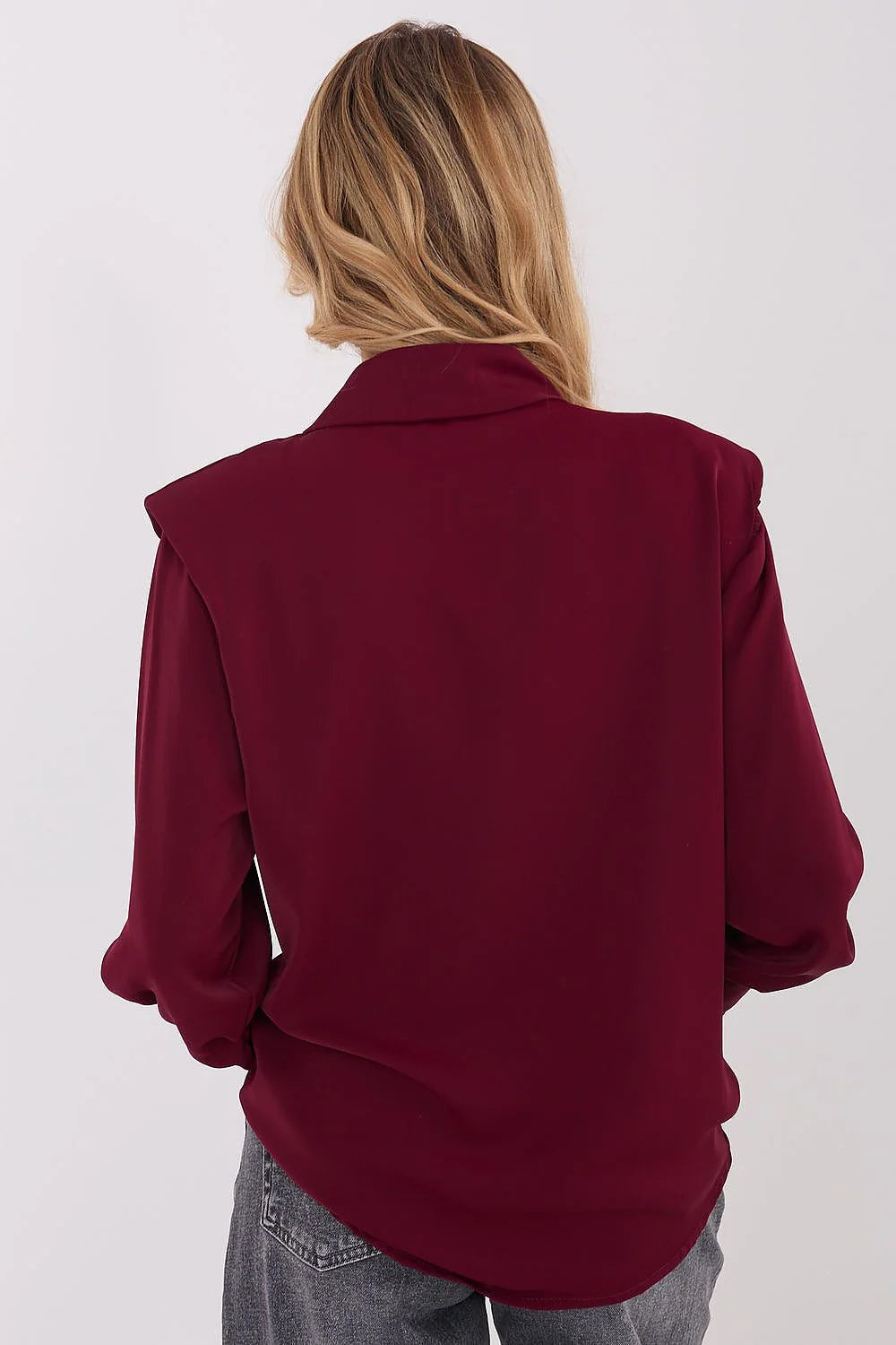 chemise manches longues bordeaux satinée fluide viscose polyester élasthanne col classique plastron fermeture invisible broche soleil dorée