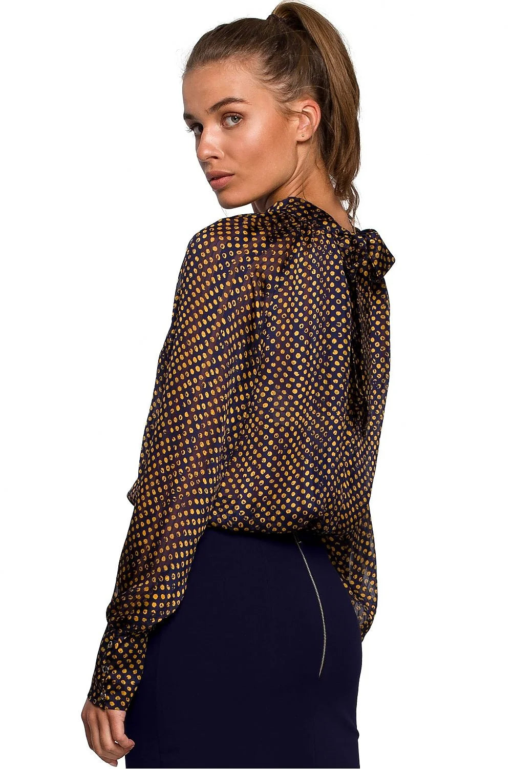 Blouse chic en mousseline de soie noire à pois dorés pour style sophistiqué féminin élégant