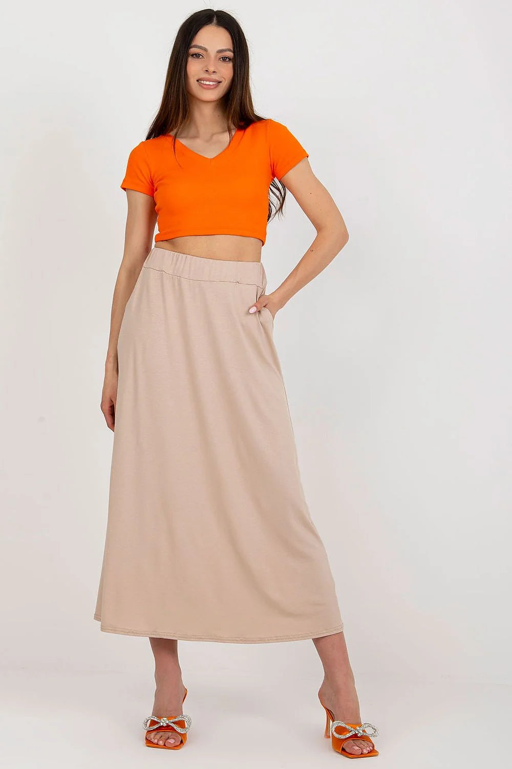 Ensemble mode été femme crop top orange longue jupe beige style moderne confortable matières douces