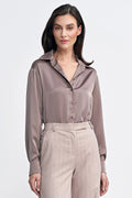 Chemise femme élégante couleur taupe tissu satiné manches longues boutons classiques coupe ajustée style intemporel