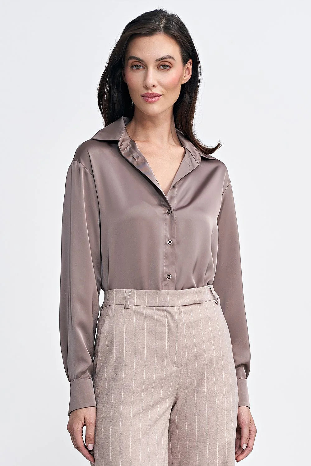 Chemise femme élégante couleur taupe tissu satiné manches longues boutons classiques coupe ajustée style intemporel
