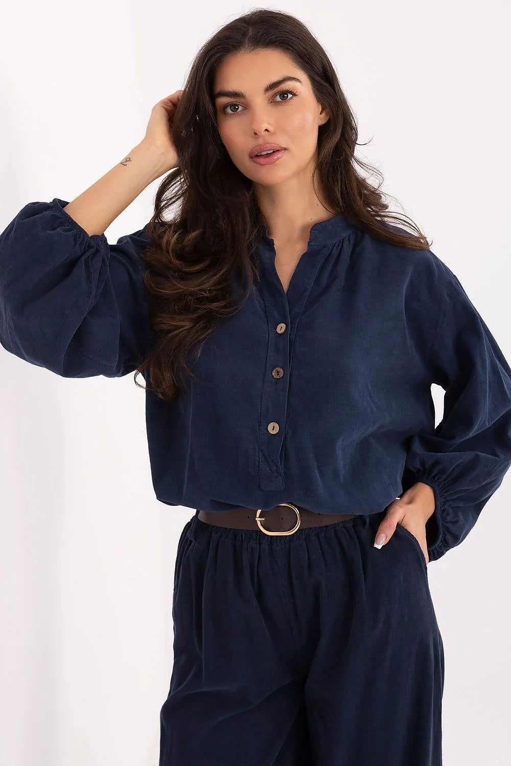 blouse cropped bleu marine velours côtelé col officier patte boutonnage boutons imitation bois manches bouffantes poignets élastiqués raccourcie taille haute