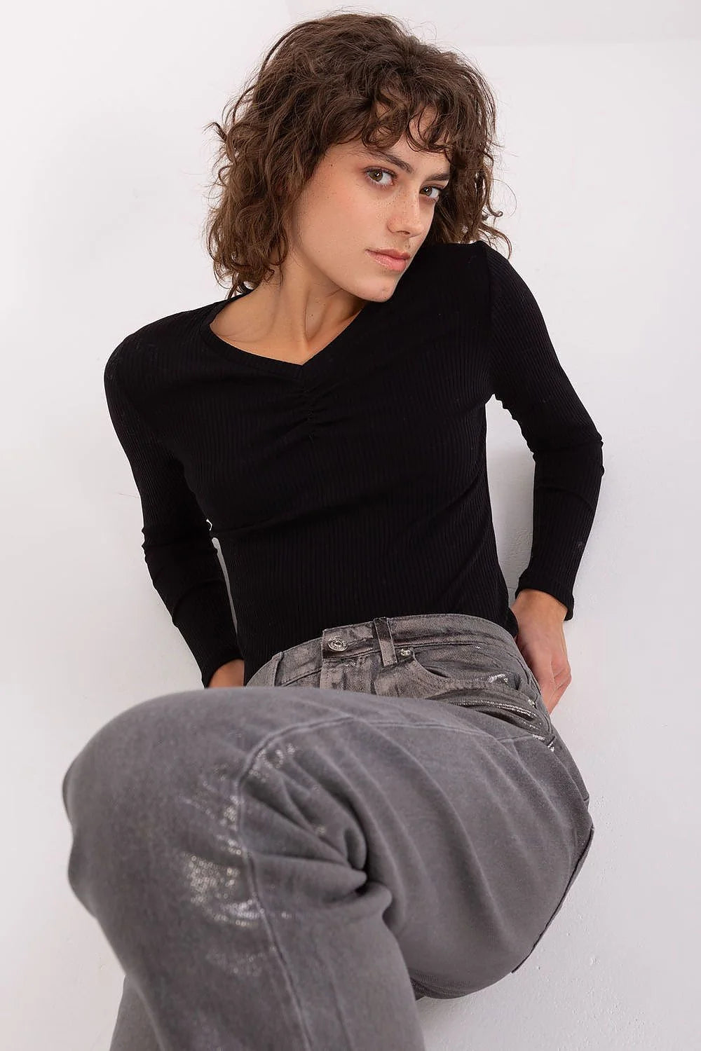 Ensemble femme moderne élégant body manches longues tissu côtelé pantalon gris métallisé coupe ample