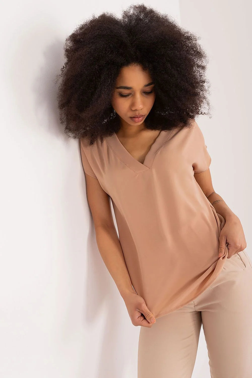 Chemisier féminin casual élégant coupe droite encolure V profond manches courtes tissu souple beige clair respirant confortable femme