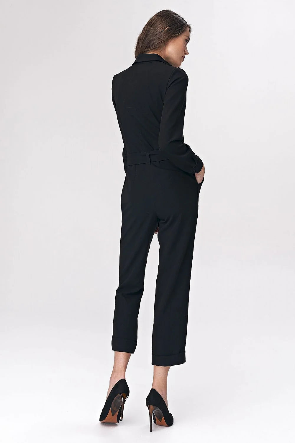 Combinaison noire élégante en tissu lisse ceinture ajustable manches longues pour soirées professionnelles femme moderne