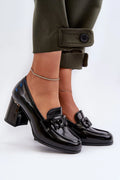 Mocassins à talons carrés pour femmes, cuir verni noir, style rétro contemporain, élégance et sophistication, chaussures pour tenues professionnelles ou chic