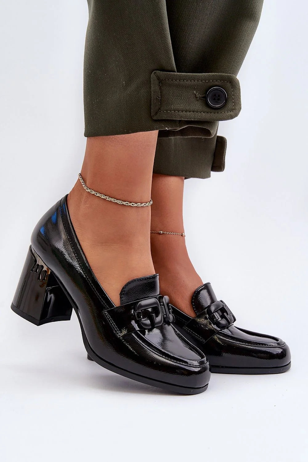 Mocassins à talons carrés pour femmes, cuir verni noir, style rétro contemporain, élégance et sophistication, chaussures pour tenues professionnelles ou chic
