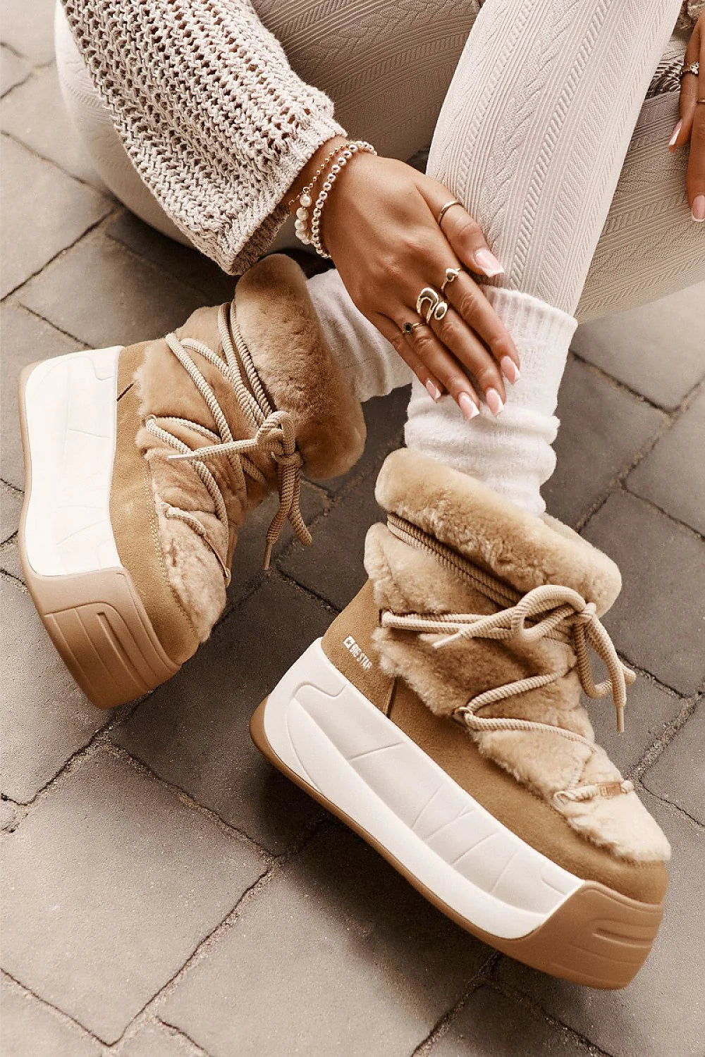 Bottes de neige pour femmes design moderne fonctionnel fausse fourrure beige cuir daim semelle antidérapante hauteur cheville lacets beige