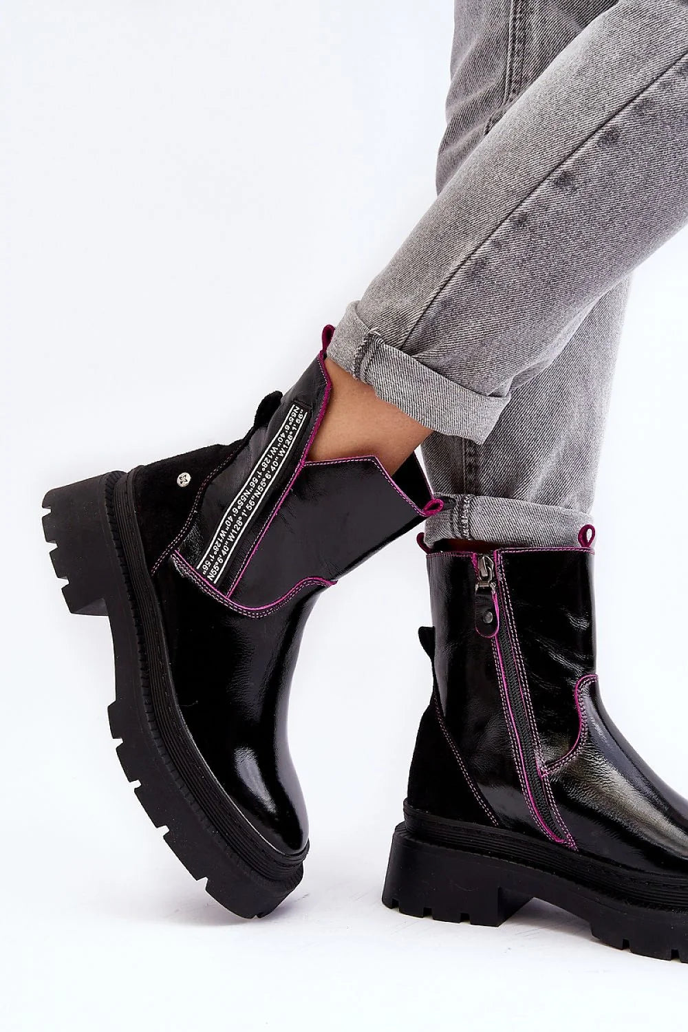 Bottines pour femmes en cuir verni noir et fuchsia, design moderne audacieux, semelle épaisse, talon renforcé, style urbain, longueur cheville, confort optimal, tendance