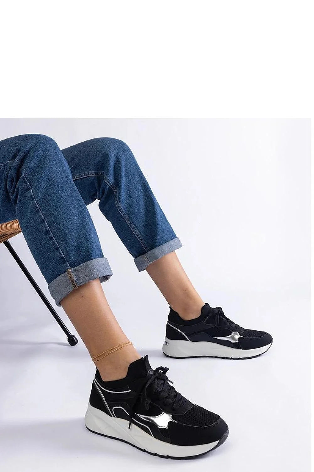Baskets mode femmes style sportif design moderne tige basse semelle plateforme noire blanche métallique