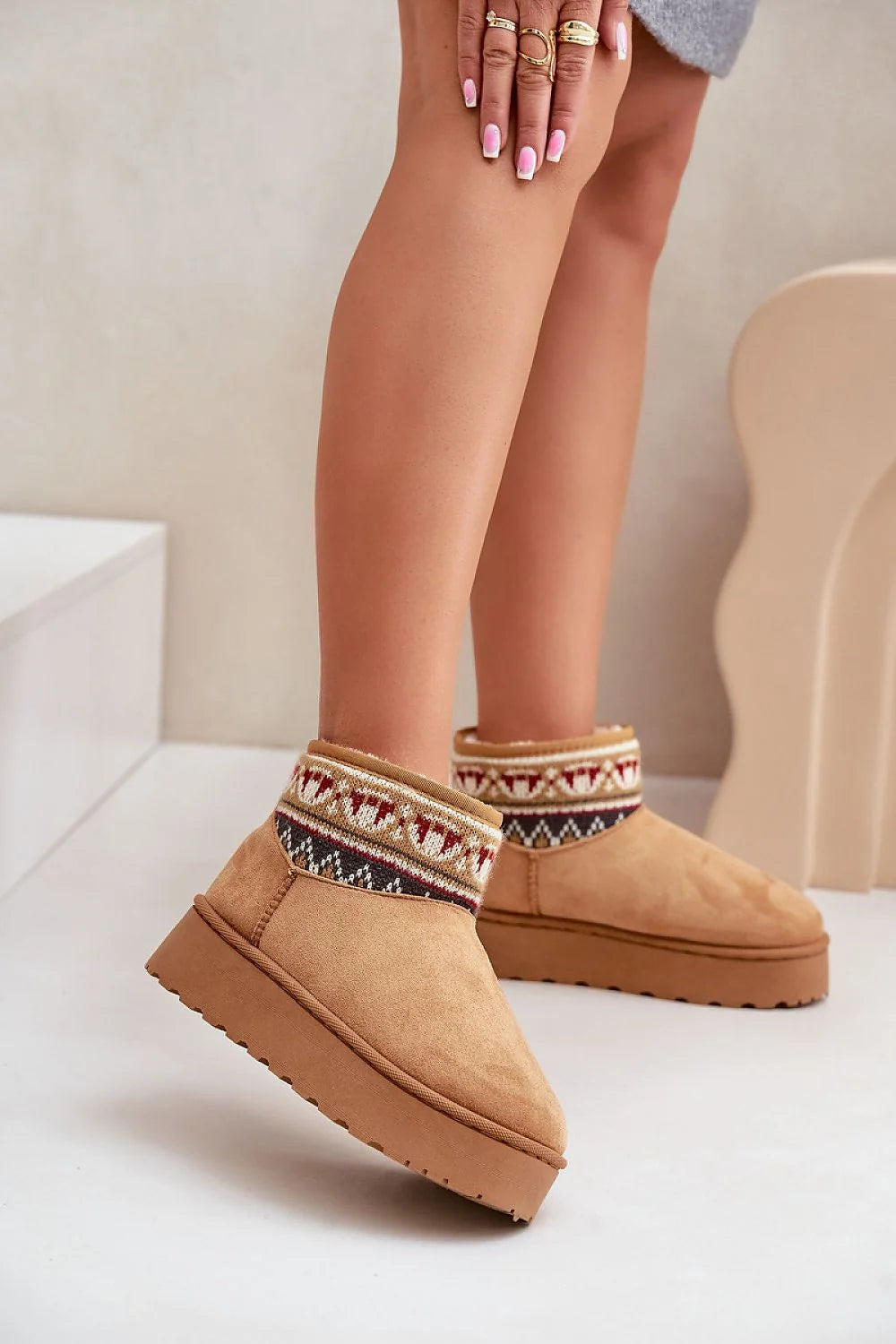 bottes neige femme suédine camel motif jacquard fairisle multicolore cheville fourrure intérieure chaude plateforme crantée antidérapante confortable élégante tendance hivernale