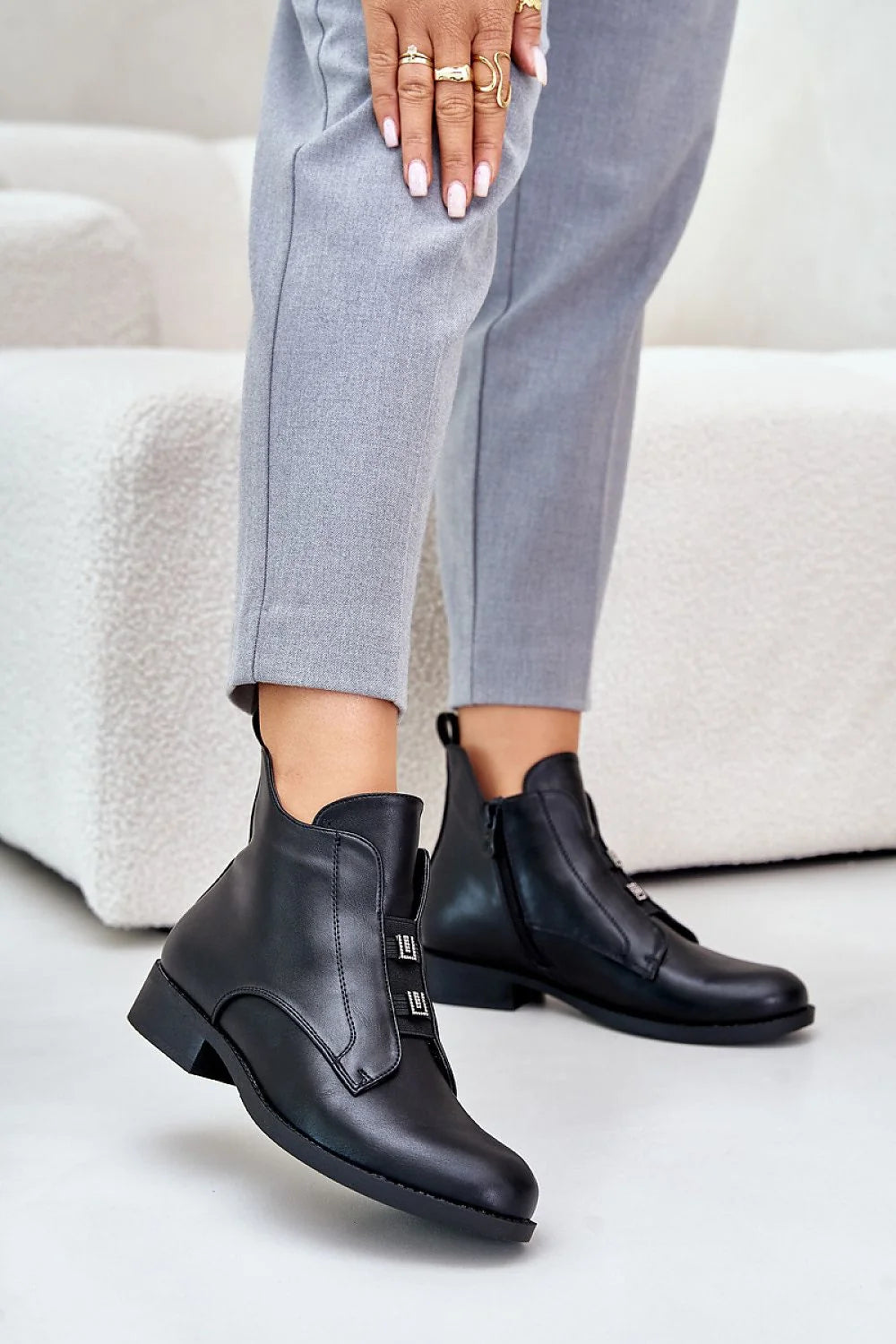 Bottines pour femmes en cuir noir élégantes style moderne coupe mi-haute talon confortable occasion quotidienne et habillée