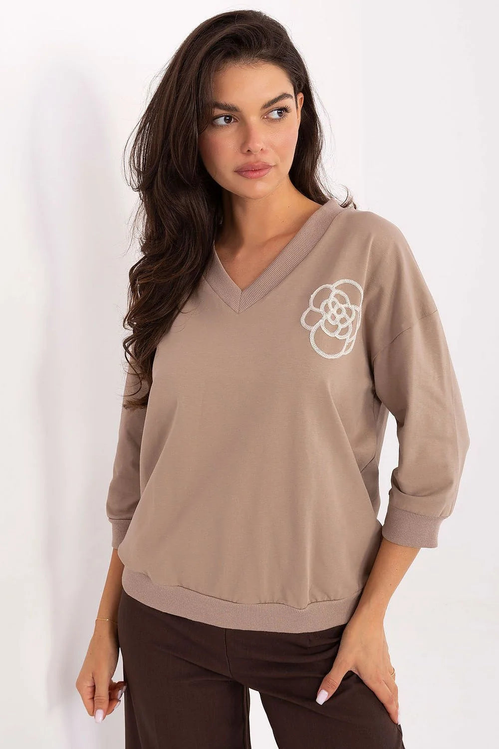 chemisier coton élasthanne taupe droite oversize manches trois quarts col V broderie florale blanche poitrine longueur hanches confort silhouette élégante