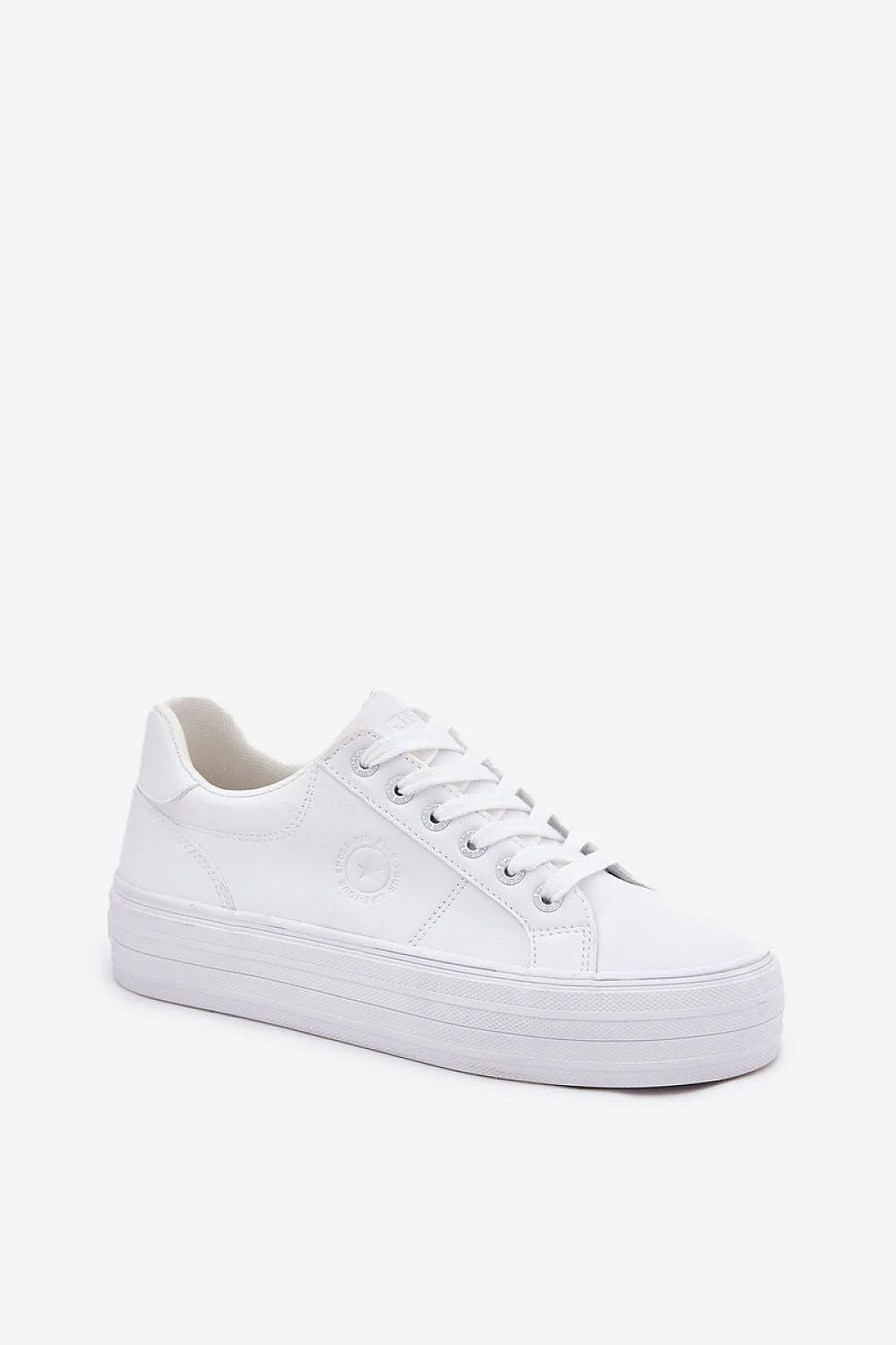 baskets femme blanches cuir synthétique plateforme épaisse nervurée semelle intérieure souple confortable lacets métalliques logo embossé finition lisse