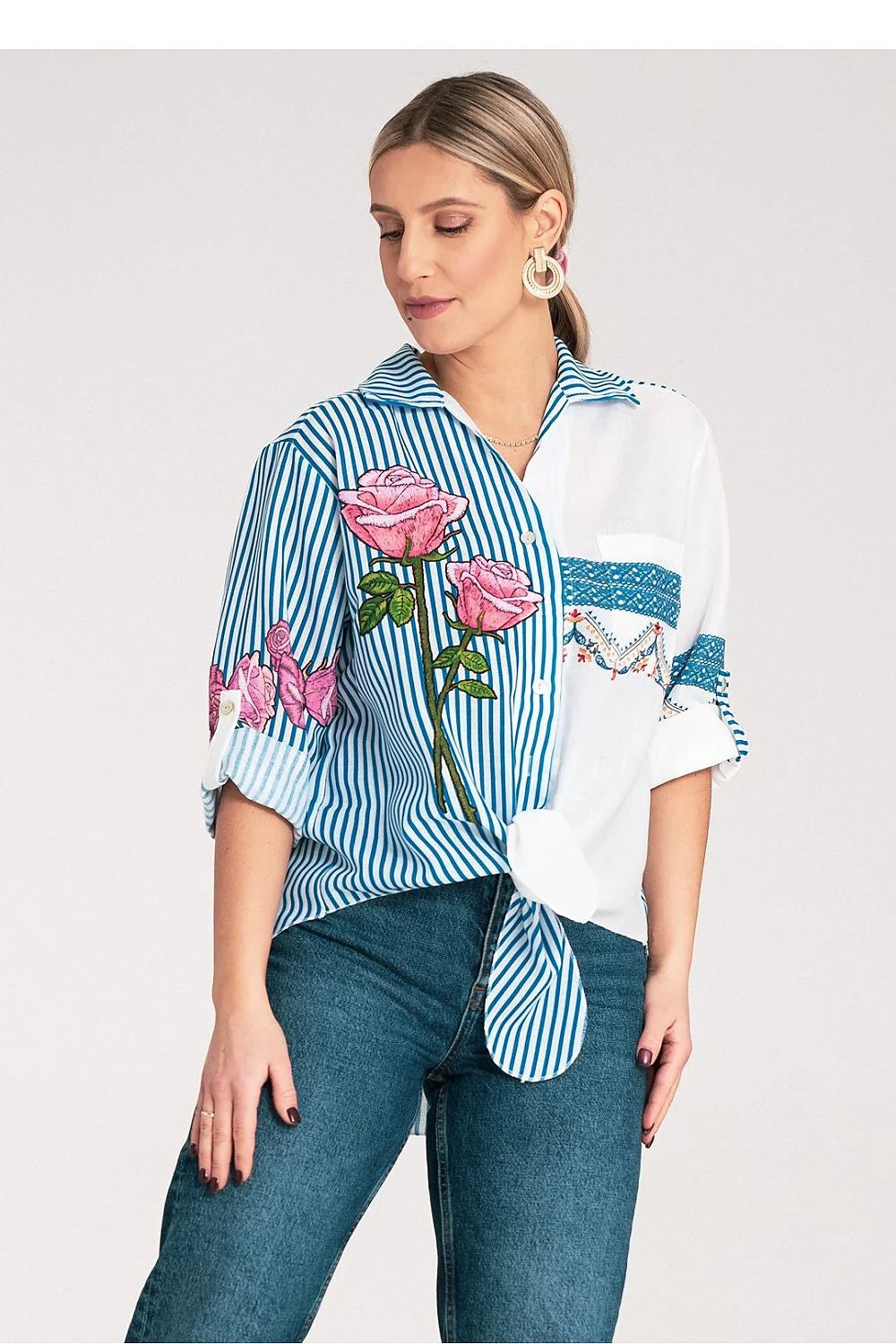 chemise femme asymétrique rayures bleu blanc broderies florales rose polyester léger manches troisquarts retroussables col classique boutonnée lien noué frontal