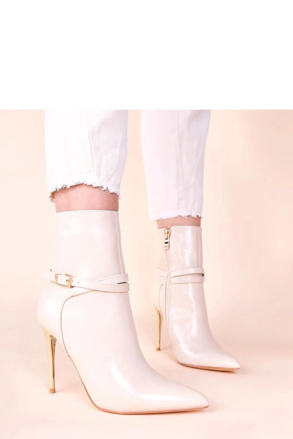 bottines beige ivoire cuir synthétique finition brillante talon aiguille doré bout pointu tige mi cheville bride boucle fermeture éclair latérale