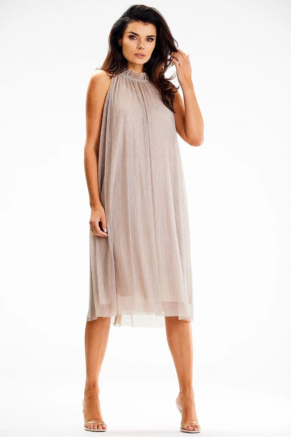 Robe de soirée élégante sans manches coupe fluide genoux teinte neutre ceinture satin femme