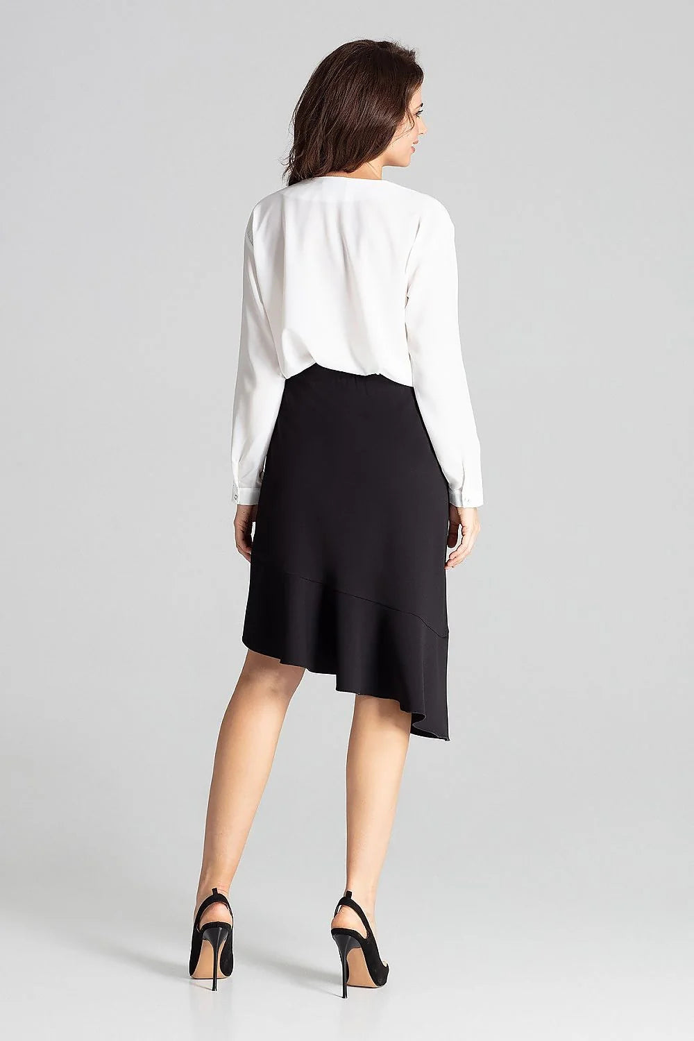 Blouse en polyester blanc et jupe grise asymétrique élégante pour look professionnel féminin chic