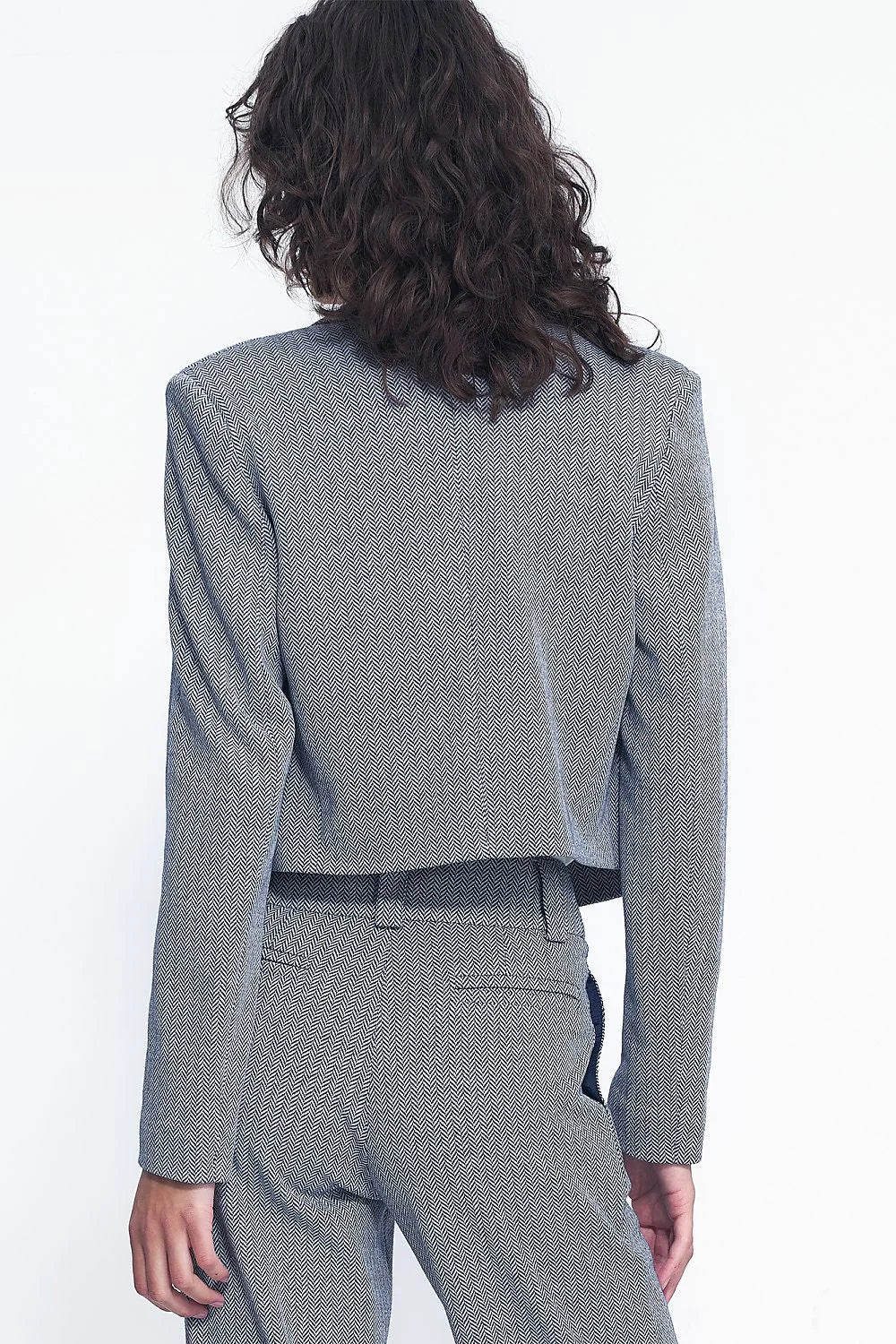 blazer cropped court femme tailleur coordonné tissu tissé texturé microchevrons bleu gris structuré revers crantés manches longues taille haute élégant