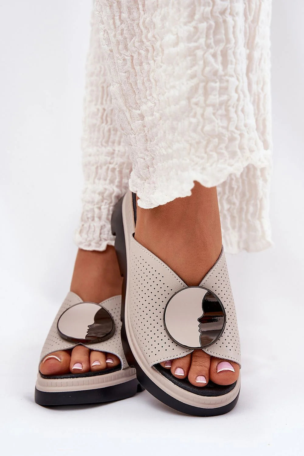 Mules en cuir naturel modernes pour femmes, style élégant, talon compensé, détails décoratifs, confort toute la journée