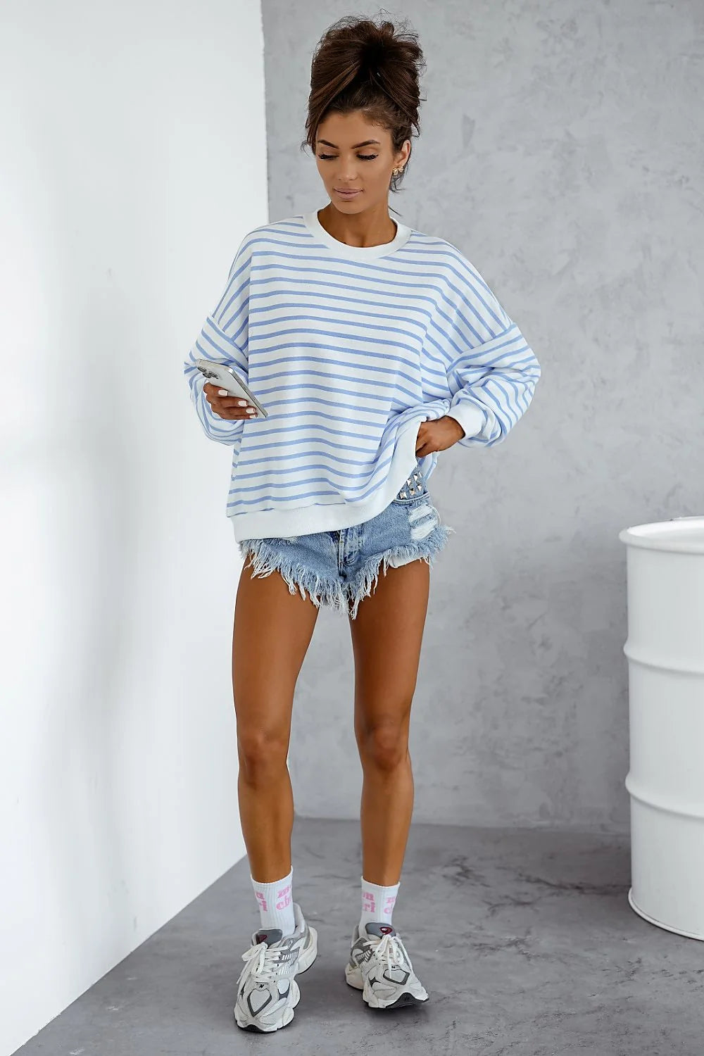 Sweatshirt femme décontracté style urbain motif rayures bleues coupe ample manches longues col rond